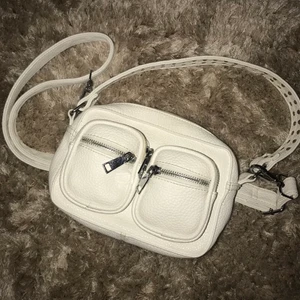 Liten NOELLA väska i skinn  -  Noella väska i skin och liten size, Perfekt väska till utekvällar och i väldigt bra kvalité! Nypris: 799