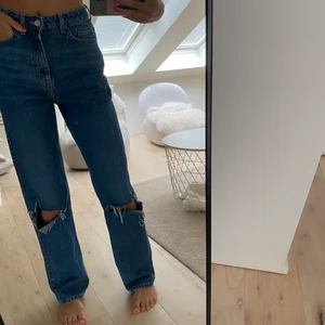 Weekday jeans - Sjukt snygga jeans från weekday i modellen rowe. Klippt hålen själv. Storlek 26. 100kr + frakt
