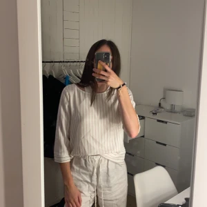 En sprit blus!😍😫 - En super fin vit röd randig blus från Vero Moda! Har fina små guldiga knappar långt ut vid ärmarna och nere vid midjan❤️ 