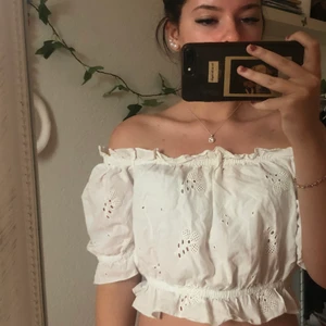 Offshoulder tröja storlek M - En fin offshouldet tröja storlek M. Använd 2 gånger. Väldigt fin men tyvärr för stor för mig. 