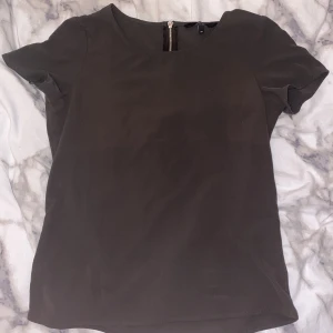 VERO MODA BLUS, STORLEK XS  - En super fin och helt oanvänd blus från vero moda. Den är mintfärgad och i väldigt bra skick. Den har en fin liten kjedja där bak på blusen och har inga skador eller så. Köpt för 350 men säljer nu för 120💚🖤