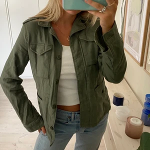 Levis grön jacka  - Supersnygg grön jacka. ”Militärjacka” ifrån Levis köpt på Levis store för över 100 dollar! Perfekt som höstjacka! Storlek xs men modellen är lite oversized!❤️❤️