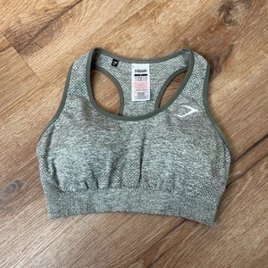 Sport-bh från gymshark - En sport-bh från gymshark i en superfin grön färg. Endast testad och därav i nyskick.