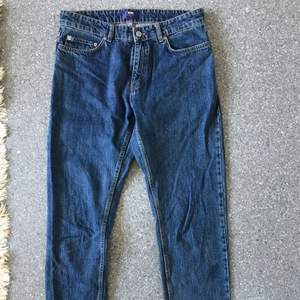 Size 32/32, Worn 3 times, tiny flaw (see picture three), middle blue, if you have any questions please message me :)