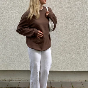 Brun sweatshirt - As snygg brun sweatshirt - endast använd en gång så i nytt skick! Vet ej storlek, men den sitter snyggt oversized på mig som har S/M! Köparen står för frakten 🤎