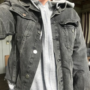 Grå jeansjacka ✨ - En grå jeansjacka som jag själv klippt kortare för ett mer cropped utseende, är i toppen skick! 