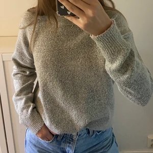 Stickad tröja - Stickad tröja i en ljusgrå färg, bra skick. Köparen står för frakten💕💕