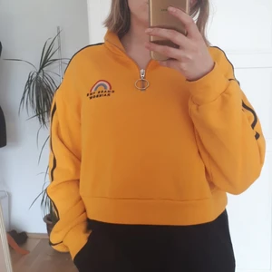Gul sweatshirt  - En långärmad sweatshirt av bomullblandning med dragkedja. Har används typ 2 gånger. 