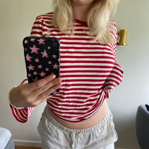 Randig tröja  - En rödrandig långärmad t-shirt från Monki! Köparen står för frakt! 💗💗💗