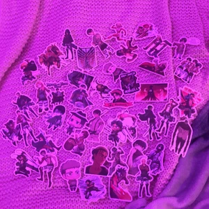 Attack on tittan klistermärken  - Råkade köpa två paket klistermärken så säljer en :) helt ny oöppnad. <3 det är 50 st klistermärken i .