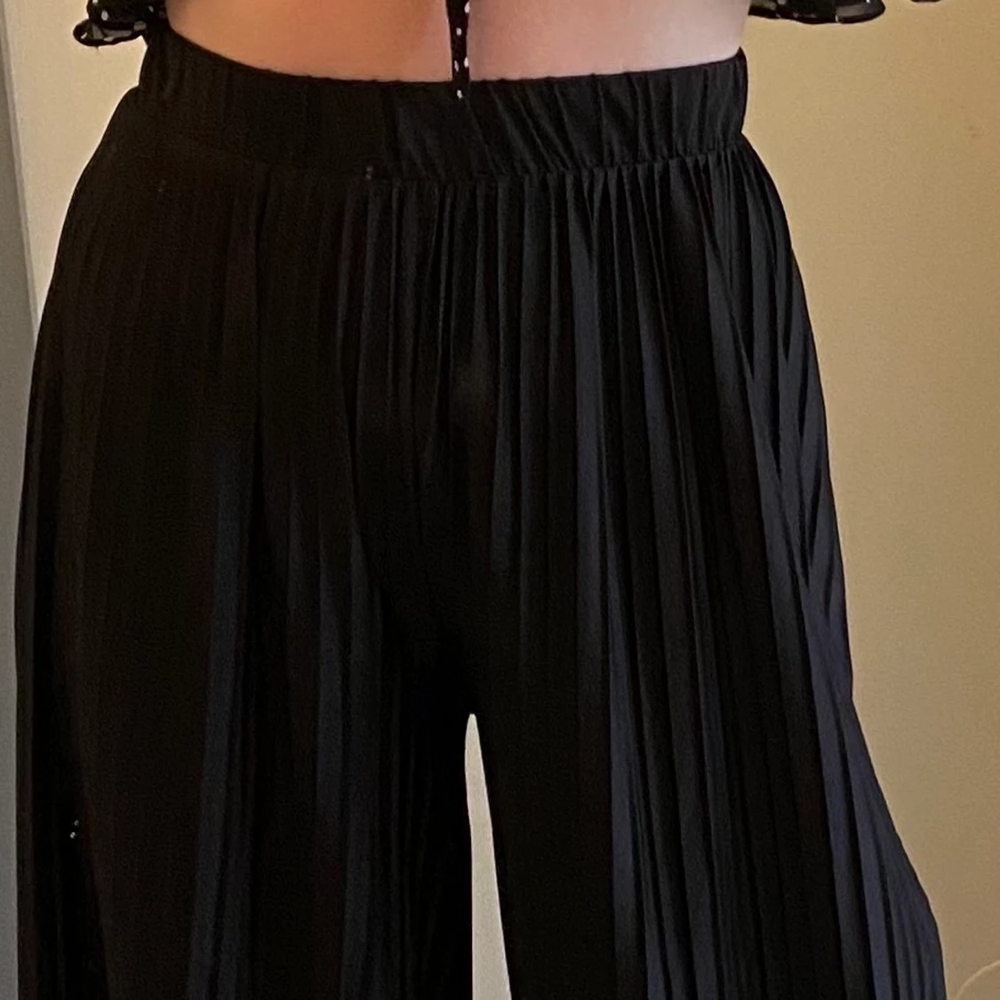 Svarta flowy byxor  - 91