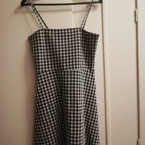 H&m rutig klänning  - Fin klänning i bra skick. Från h&m i storlek 38.