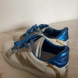 Zadig & Voltaire skor - Köpte dessa skor i storlek 39 här på plick men har tyvärr bara använt ett fåtal gånger. Fick tyvärr inte med någon låda men de kom i dustbagen som visas på sista bilden. Köp direkt för 1600kr. Kan mötas upp eller posta❤️