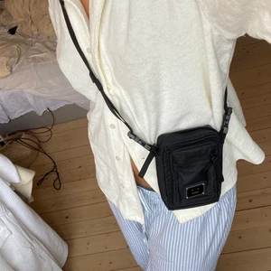 Acne axelväska  - Säljer min acne väska som man har över axeln!! Så fin och nästan som nu då den bara är använt fåtal gånger❣️❣️❣️   Nypris:1099