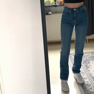Blå Jeans - Blåa jeans från Monki i storlek 24, säljer då dom blivit lite för trånga för mig! Ljusare/blåare i verkligen än på bilden. Blir lite rakare nertill om man har skor som dom inte ligger/vilar på, som converse. Använda men i gott/nytt skick. Om fler vill ha blir de budgivning, 170+ frakt 💗.                                             