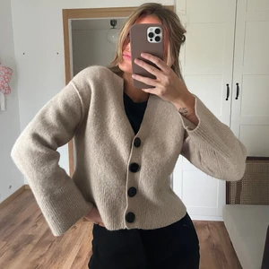 Kofta - Kofta i H&M premium kvalite. Inköpt för 700kr säljs för 300kr.