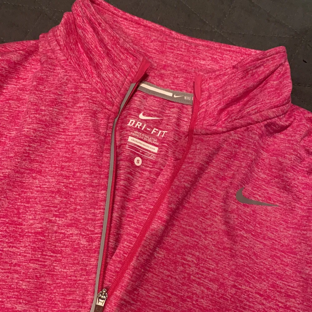 Träningströja från Nike Performance i färgen Pink glow/heather och i storlek S. Utsåld på hemsidan. Mycket bra skick. Otroligt skönt material. Tröjan är i 100% polyester, har reflexer och ”tumhål”. . Hoodies.