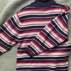 vintage tröja  - säljer den här fina vintage tröja, köpt i Bryssel, Belgien för 2 år sedan men använts bara ett par gånger! står ingen storlek på lappen men skulle säga den passar S/M