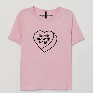 ARIANA GRANDE MERCH// H&M TSHIRT - ARIANA GRANDE MERCH//H&M TSHIRT// Storlek XS// nästan oanvänd// ser ut precis som på första bilden// köparen står för frakt 🚚 // 90kr totalt