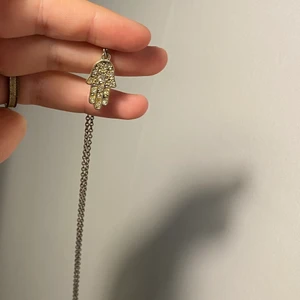 Halsband  - Fint halsband och bra längd . Bra kvalite 