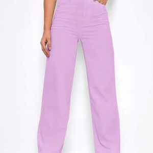 Knapp slätt jeans i storlek L - Fina lila jeans till salu inte använda helt nya. 