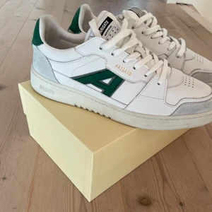 Axel Arigato  A-dice lo sneaker green - Skorna är använda mycket lite, endast ett fåtal gånger. Säljer de då skorna är för små för mig vilket är synd då jag tycker de är riktigt snygga. Allt är i perfekt skick och kvitto, låda osv finns. Köpta hos Axel arigato i nordstan.       Finns i Göteborg        Nypris 2100kr    Byter gärna om nån skulle ha skor i 44,5 av samma prisklass
