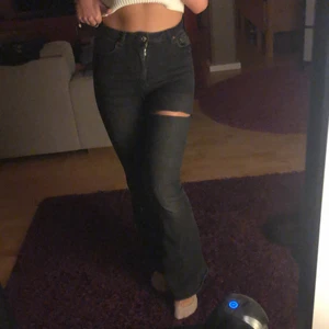 Zara Bootcut Jeans strl 36 - Sjukt sköna och långa bootcutjeans från Zara. Säljer pga använder aldrig:)