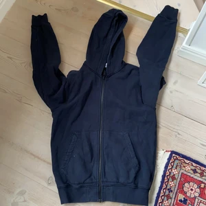 Stone island zip - Stone island jr zip använd ett fåtal gånger köpt på smultronet i djursholm för 2500kr.
