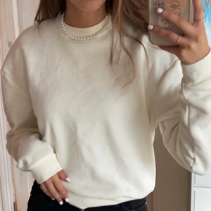 Vit långärmad tröja  - En vit tröja i storlek xs/s, väldigt skön i materialet och har bara använt 1 gång <3