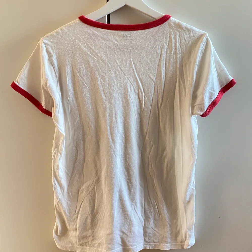 Skön t-shirt från Levis som bara är använt ett fåtal gånger, storlek M men s kan såklart även ha på sig tröjan, köparen står även för frakt kostnaden . T-shirts.