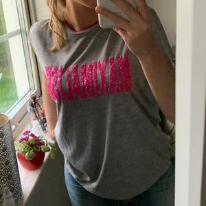 HELT NY - oanvänd t shirt 