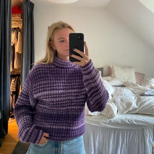 Lila stickad tröja - Skriv för frågor!