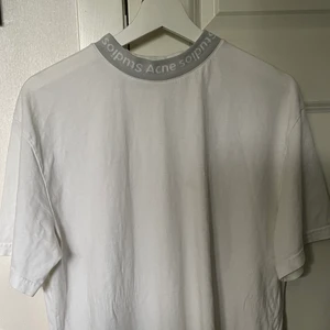 Acne T-shirt  - Äkta acne tisha inköpt på Zoovilage, som ny bortsett från lite små sminkfläckar på insidan av halsringningen (alltså ingenting som syns) Nypris är 1600, jag säljer för 400kr + frakt då den inte kommer till användning. 
