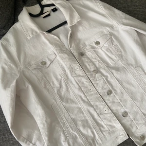 Vit jeans jacka - Vit jeans jacka från vero Moda i tall modell. Köptes förra året och är knappt använd. Strl 38