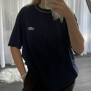 Umbrotröja - Säljer denna vintagetröjan från Umbro! Kan vara något nopprig, annars i bra skick! Köparen betalar för frakten och katt finns i hem 💗
