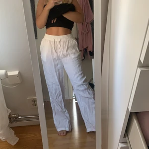 Linnebyxor - Linnebyxor storlek 38 från Gina. Använt som en gång och säljer eftersom kommer inte använda igen för de lite stora för min smak. Dom är skrynkliga på bilden eftersom de inte är strykta 