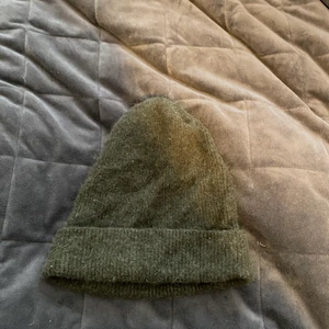 FWSS mössa - Mössa från märket fall winter spring summer, fint skick. Köpt på NK för 600kr. 