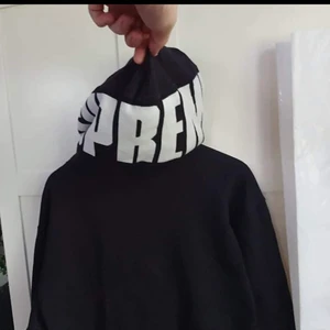 Supreme hoodie storlek medium.  - Hoodie från Supreme som köptes november 2020. Använts endast ett fåtal gånger på grund av fel storlek. 