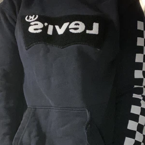Levis hoodie  - Snygg hoodie dock så har fickan gått sönder lite men det går att sy! ❤️