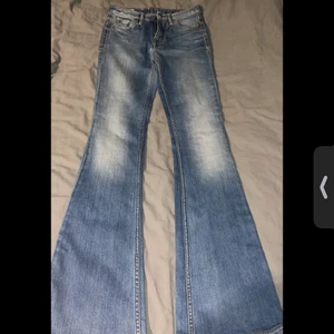 utsvängda jeans från K.O.I - Helt nyta oanvända jeans från K.O.I (kings of indigo) fick i pressent men de är fel storlek så säljer de istället.