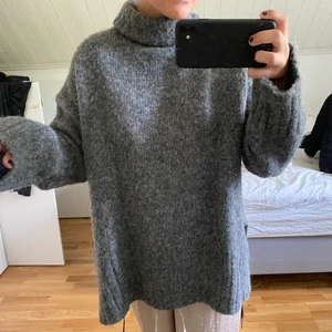 Stickad tröja från hm, storlek M - Mysig oversize stickad tröja från hm i storleken M, men passar även en L. Använd några fåtal gånger men nästan som ny. Säljer för 150 exklusive frakt. Bara att kontakta mig ifall du önskar fler bilder på plagget eller liknande:)