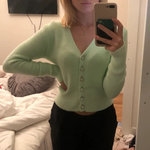 Kofta - Jättesnygg och så mysigt material på denna kofta!💚 storlek M men passar mig som har xs beroende på hur man vill ha den