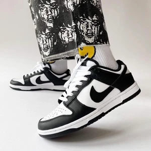 Dunk low black/white  - Dunk Low Black/White   Tillgänglig i storlekar⬇️ • EU43  • EU44 • EU44,5 • EU45 • EU46  • Pris: 2599kr   • Skick: DS/Oanvänd   • Vi nås genom dm för eventuella frågor eller funderingar!  • Flera bilder fås via dm  #erisneakers 