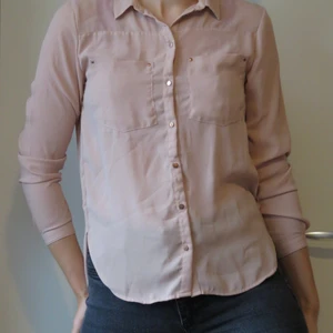 Rosa ish blus strl 36 - Smått genomskinlig blus. Rosa typ. För korta ärmar för mig. Fin ändå. 