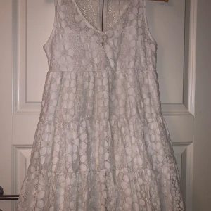 Klänning  - En fin klänning i vit, som tyvärr bara kom till användning en gång och som inte kommer användning pågrund utav att den inte passar 