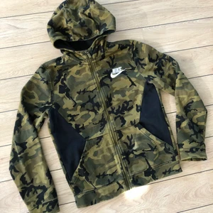 Nike huvtröja stl xs - Snygg huvtröja Nike. Storleken är 147/158 men passar en xs. Bra skick! Bud från 150 kr.