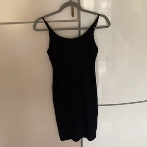 Ribbad klänning, st S - Svart ribbad klänning, stl S