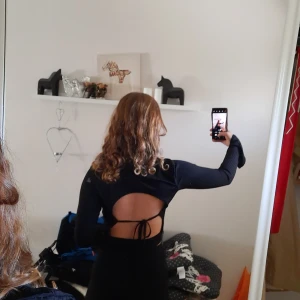 OPEN BACK - Fin tröja med öppen rygg. Toppen kommer ifrån na-kd och är I strl M. Frakten ingår inte I priset. KOLLA GÄRNA IN MINA ANDRA ANNONSER