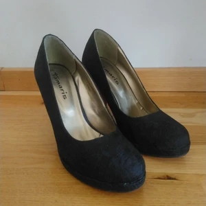 Skor - Tamaris - Högklackade pumps med röd undersula inklädda i svart spets. Perfekta för en dejt eller en kväll ute på stan. 