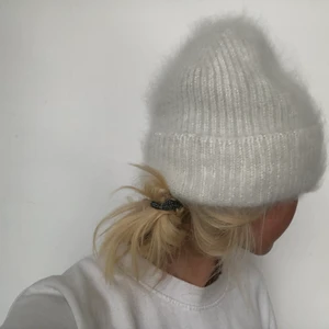 Fwss mössa - Jättemysig mössa, köpt från fwss förra året och säljs inte längre. Den är i angora vilket gör den väldigt fluffig och superbekväm❤️om det är många intresserade är det högsta bud som gäller❤️ Bud på 550kr❤️